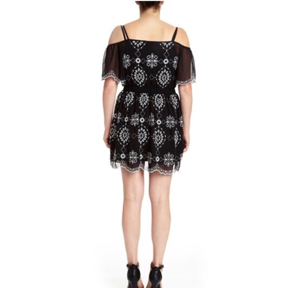 Romeo & Juliet Couture Off the Shoulder Dress - Picture 2 of 7